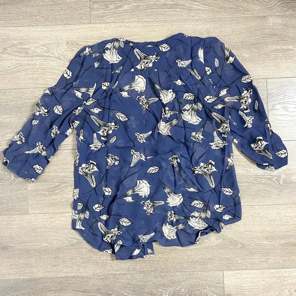Aritzia Babaton Floral Blouse 3/4 length sleeve top buttons Purple Size Medium - Picture 16 of 16